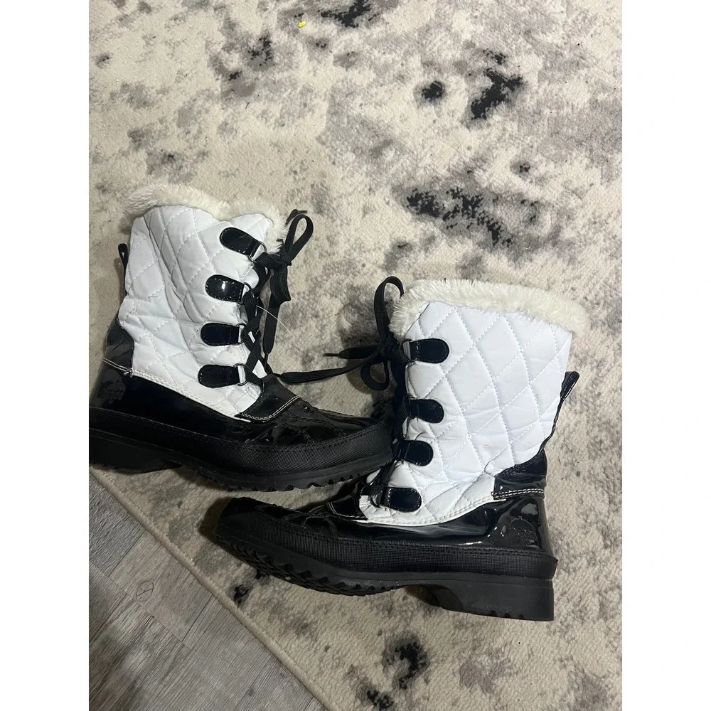 Totes Claudia White Black Quilted Patent Faux Fur Winter Snow Boots Womens 9 M